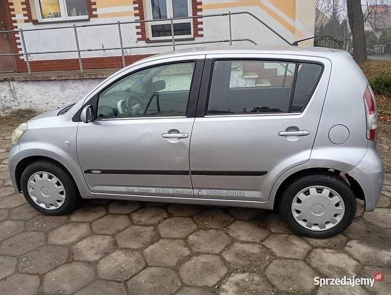 Używany Daihatsu Sirion 2006 Srebrny Hatchback