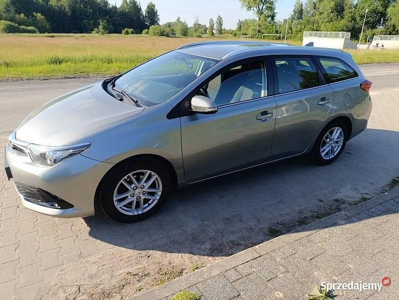 Używany Toyota Auris 2015 Srebrny Kombi