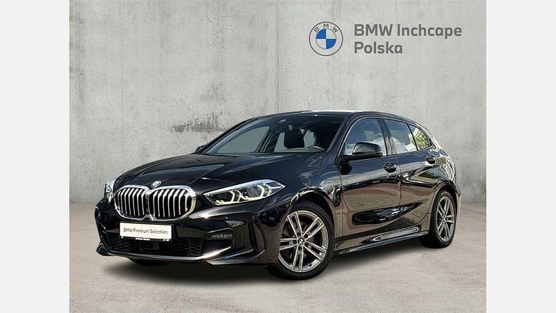 Czarny szafir metalizowany Używany 2022 BMW 118 Shadowline Hatchback | 119 900 zł (Dość drogi) - Obraz 1/3