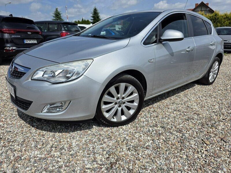 Czarny (metalik) Używany 2012 Opel Astra Hatchback | 21 900 zł (Dobra cena) - Obraz 1/4