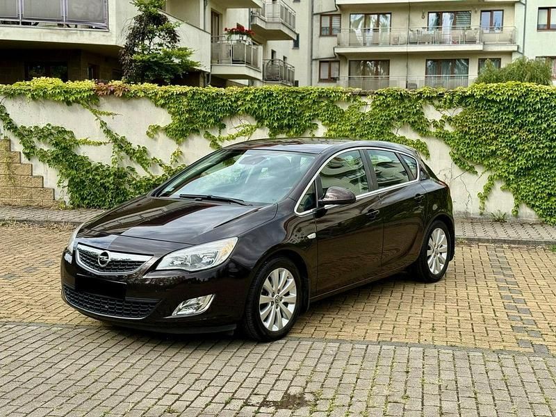 Bordowy Używany 2012 Opel Astra Hatchback | 21 500 zł (Dobra cena) - Obraz 1/4