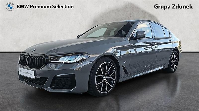 Szary bernina z bursztynowym połyskiem metalizowany Używany 2021 BMW 530 Shadowline Sedan/Limuzyna | 209 900 zł - Obraz 1/3