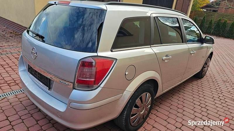 Używany Opel Astra 2010 Srebrny Kombi