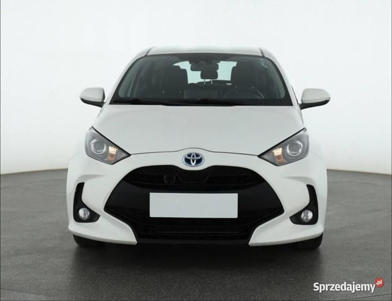 Biały Używany 2022 Toyota Yaris Hybrid Hatchback | 59 999 zł (Dobra cena) - Obraz 1/4