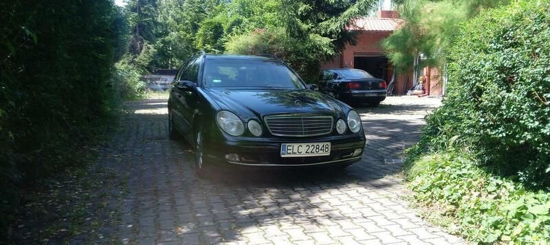Czarny Używany 2004 Mercedes 220 Kombi | 12 900 zł - Obraz 1/4