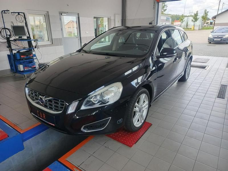 Używany Volvo V60 180 KM (132 kW) 2013 Czarny (metalik) Kombi