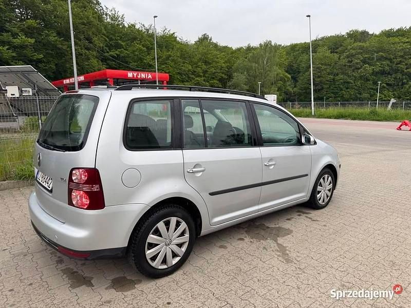 Srebrny Używany 2007 VW Touran Minivan | 13 900 zł (Uczciwa cena) - Obraz 1/4