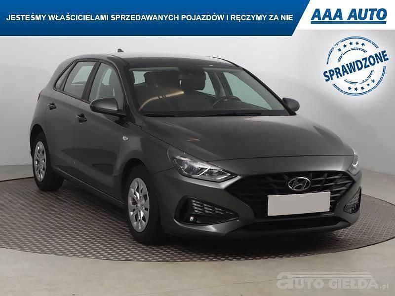 Używany Hyundai i30 120 KM (88 kW) 2022 Srebrny