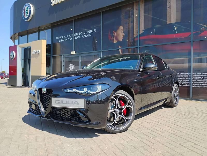 Lakier metalizowany czarny volcano black Nowe 2025 Alfa Romeo Giulia Veloce Sedan/Limuzyna | 217 900 zł - Obraz 1/4