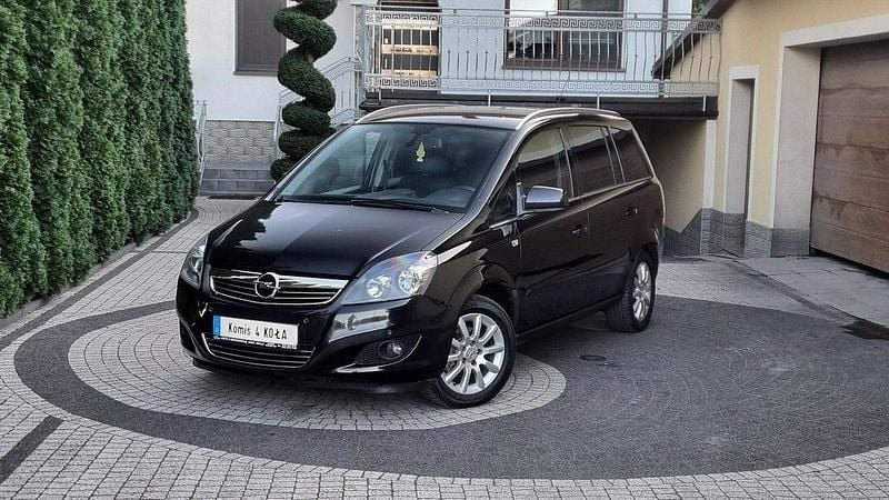 Czarny (metalik) Używany 2011 Opel Zafira Minivan | 16 900 zł (Super Cena) - Obraz 1/4