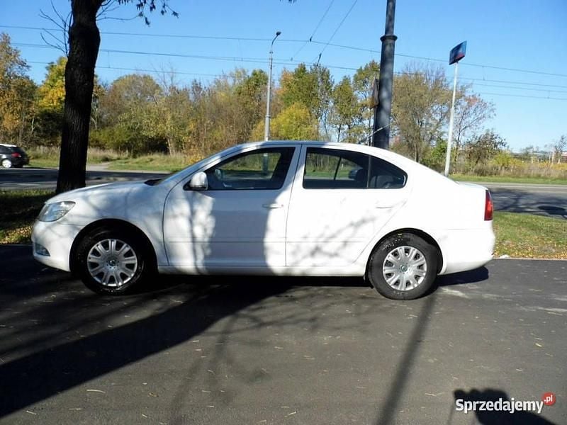 Biały Używany 2010 Skoda Octavia Hatchback | 15 600 zł (Uczciwa cena) - Obraz 1/4