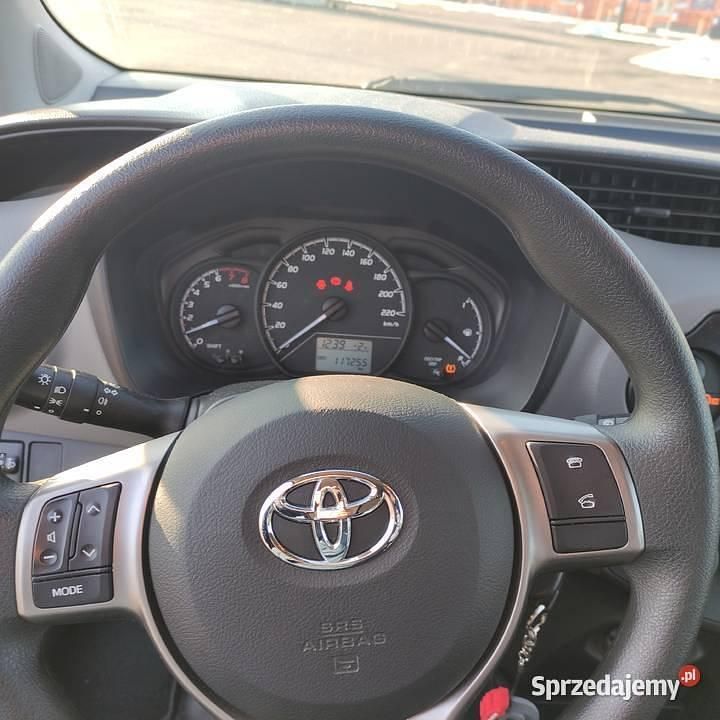 Używany Toyota Yaris Active 72 KM (52 kW) 2020 Czerwony Hatchback