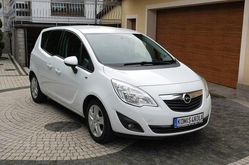 Biały Używany 2011 Opel Meriva Minivan | 18 900 zł (Uczciwa cena) - Obraz 1/4