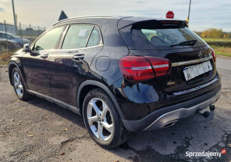 Czarny Używany 2017 Mercedes GLA220 SUV | 42 999 zł - Obraz 1/4