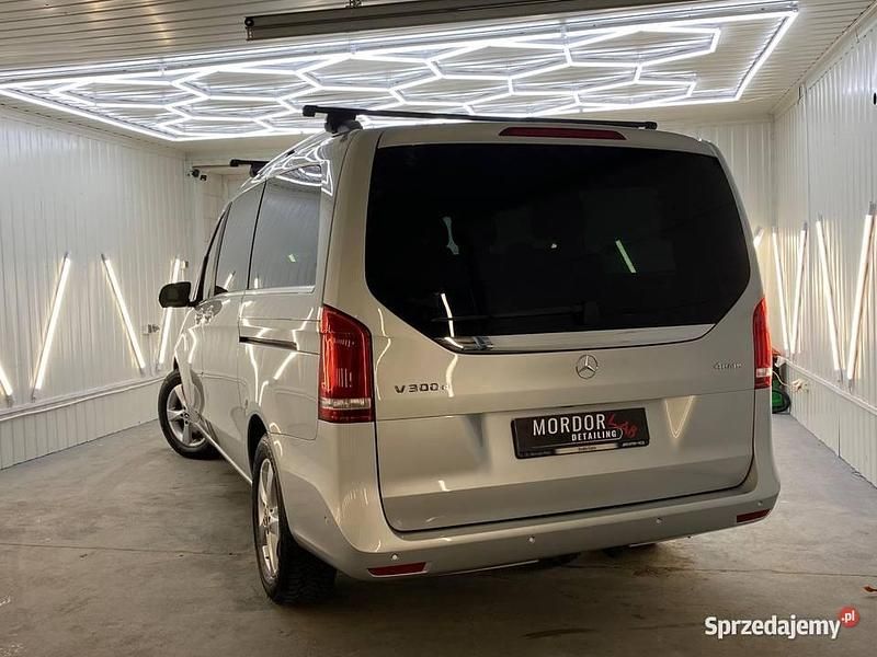 Srebrny Używany 2019 Mercedes V300 Minivan | 199 000 zł - Obraz 1/4