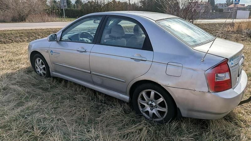 Używany Kia Cerato 2005 Srebrny Sedan/Limuzyna