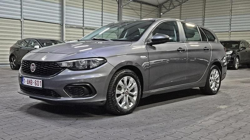 Grafitowy (metalik) Używany 2019 Fiat Tipo Kombi | 29 900 zł (Dobra cena) - Obraz 1/4