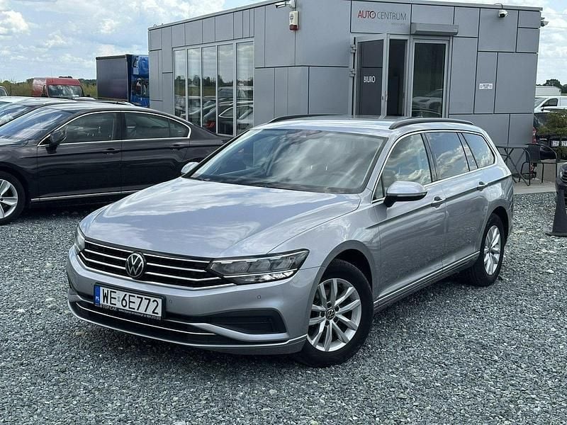 Srebrny (metalik) Używany 2022 VW Passat Kombi | 86 900 zł (Uczciwa cena) - Obraz 1/4