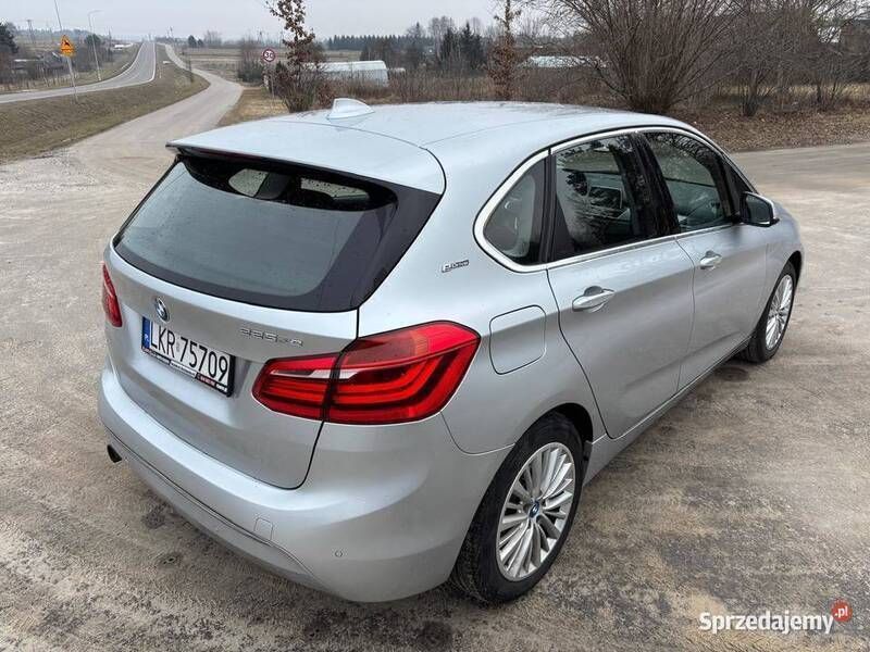 Srebrny Używany 2017 BMW 225 Hatchback | 65 900 zł - Obraz 1/4