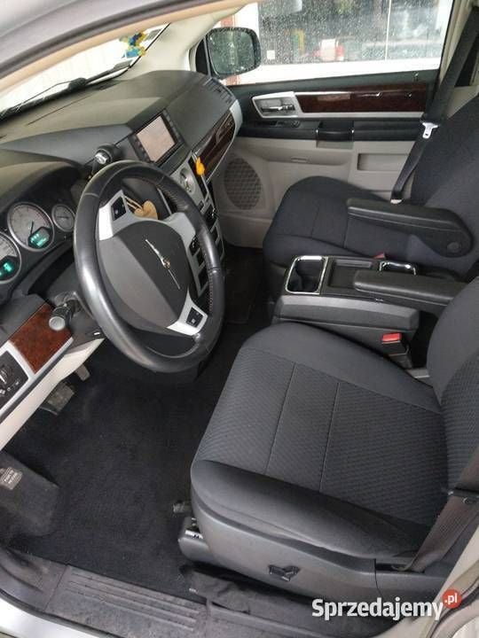 Srebrny Używany 2010 Chrysler Town & Country Van | 29 900 zł - Obraz 1/4