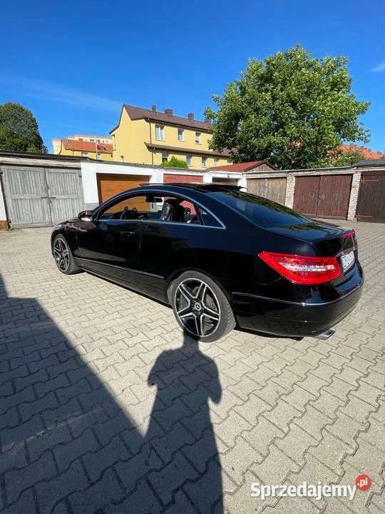 Czarny Używany 2009 Mercedes E250 Coupe | 37 000 zł - Obraz 1/4