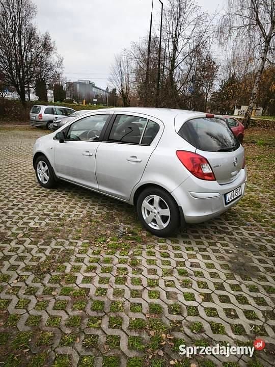 Używany Opel Corsa 2013 Srebrny Sedan/Limuzyna