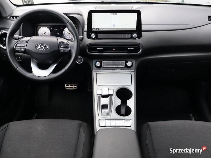 Szary Używany 2022 Hyundai Kona SUV | 71 999 zł (Uczciwa cena) - Obraz 1/4