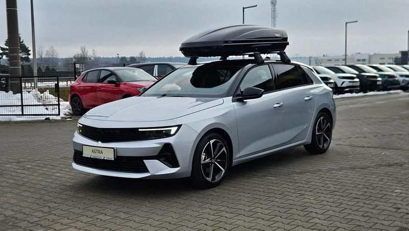 Nowe Opel Astra 130 KM (95 kW) 2025 Srebrny (metalik) Sedan/Limuzyna