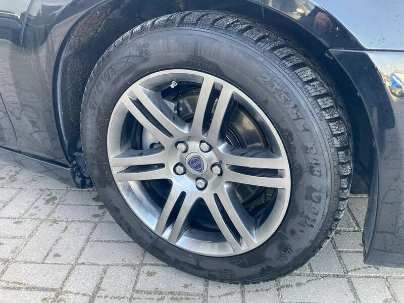 Używany Lancia Thema 190 KM (139 kW) 2013 Czarny Sedan/Limuzyna