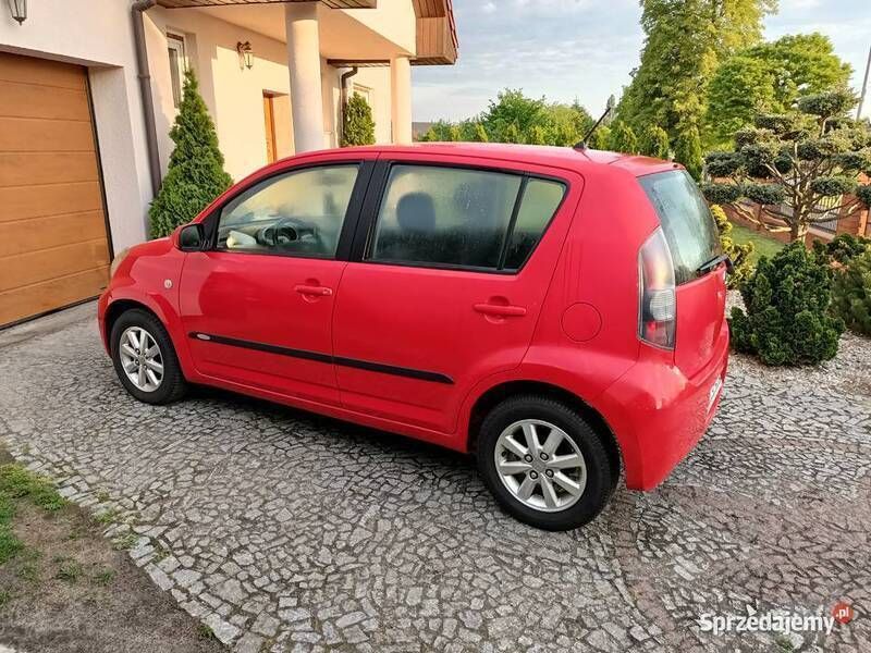 Używany Daihatsu Sirion 91 KM (66 kW) 2010 Czerwony Hatchback