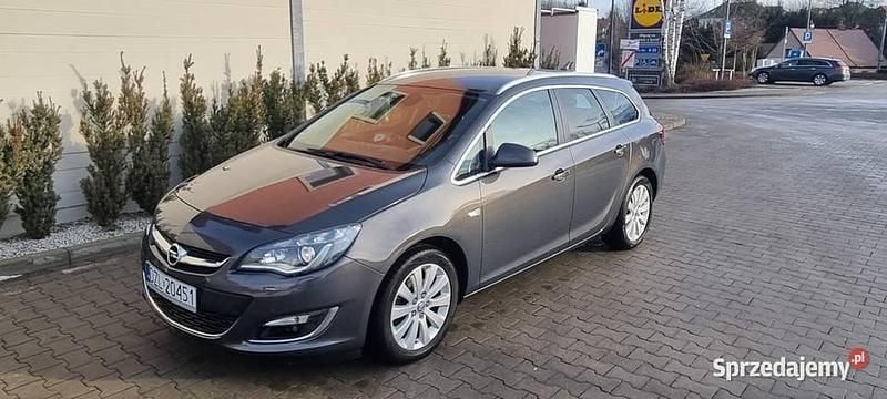 Grafitowy Używany 2015 Opel Astra Cosmo Kombi | 26 900 zł (Uczciwa cena) - Obraz 1/4