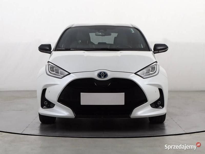 Biały Używany 2022 Toyota Yaris Hybrid Hatchback | 91 999 zł (Dość drogi) - Obraz 1/4