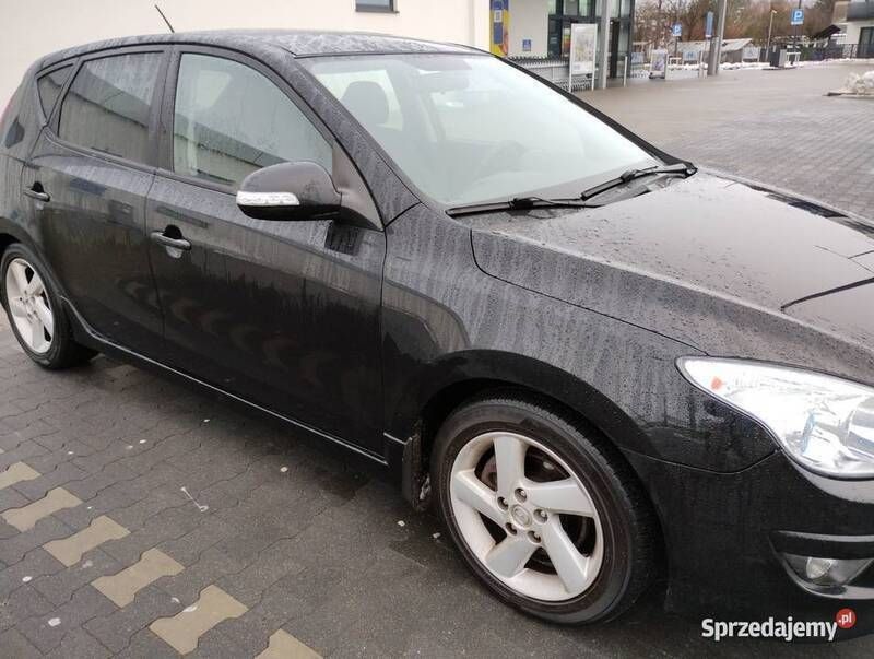 Czarny Używany 2011 Hyundai i30 Comfort Kombi | 14 800 zł (Uczciwa cena) - Obraz 1/4