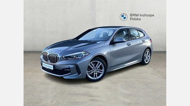 Szary skyscraper m metalizowany Używany 2022 BMW 118 Shadowline Hatchback | 99 900 zł (Dobra cena) - Obraz 1/3
