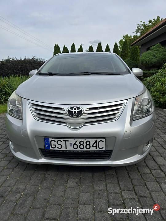 Używany Toyota Avensis Premium 126 KM (92 kW) 2011 Srebrny Sedan/Limuzyna