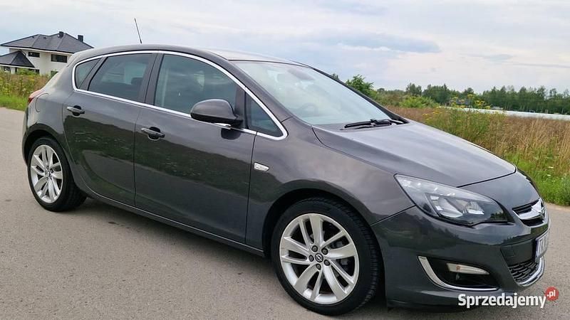 Brązowy Używany 2013 Opel Astra Cosmo Hatchback | 22 900 zł (Uczciwa cena) - Obraz 1/4