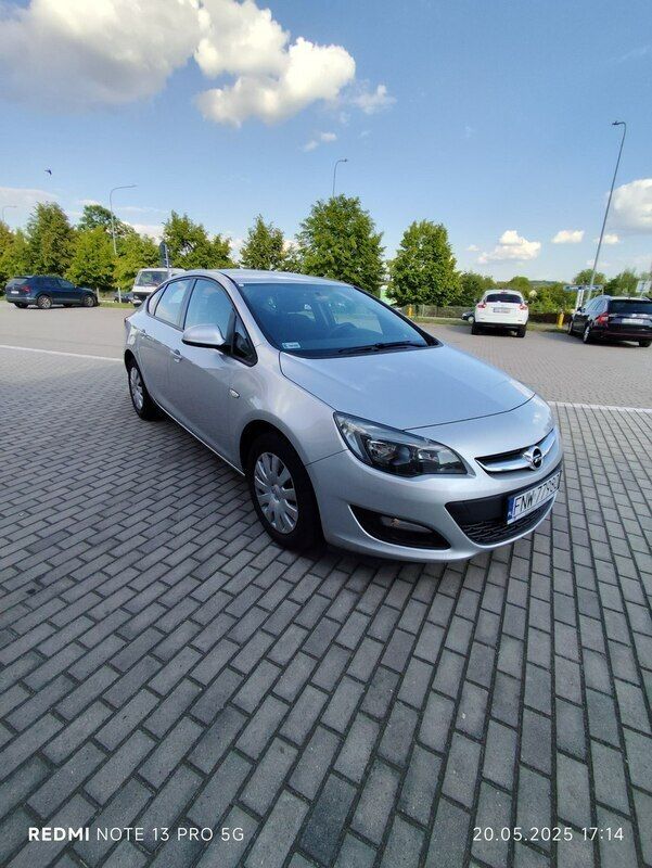 Srebrny Używany 2015 Opel Astra Sedan/Limuzyna | 27 990 zł (Uczciwa cena) - Obraz 1/4