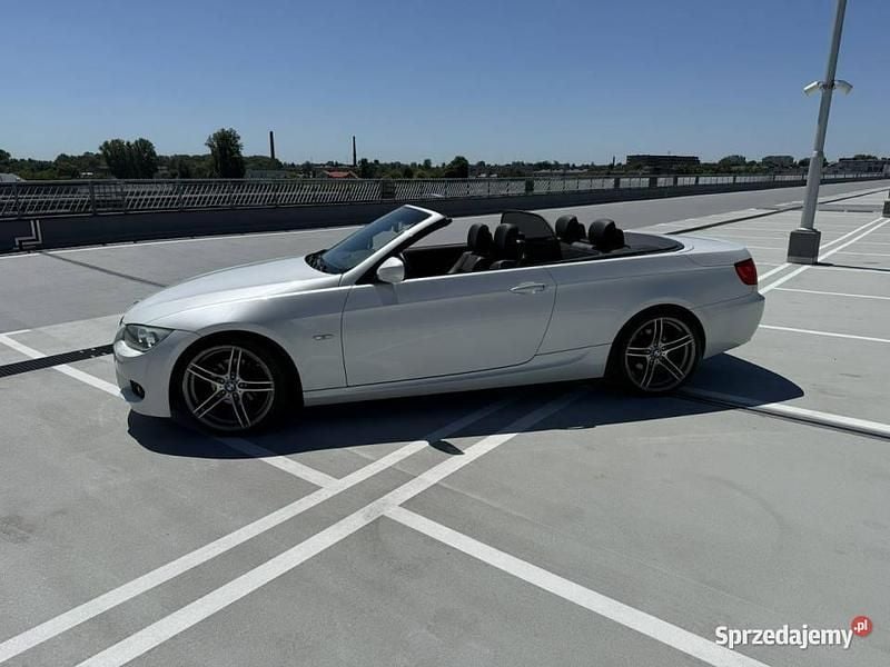 Biały Używany 2011 BMW 320 Cabriolet Kabriolet | 51 300 zł - Obraz 1/4