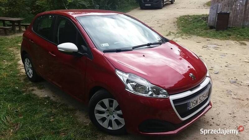 Używany Peugeot 208 2017 Czerwony Hatchback