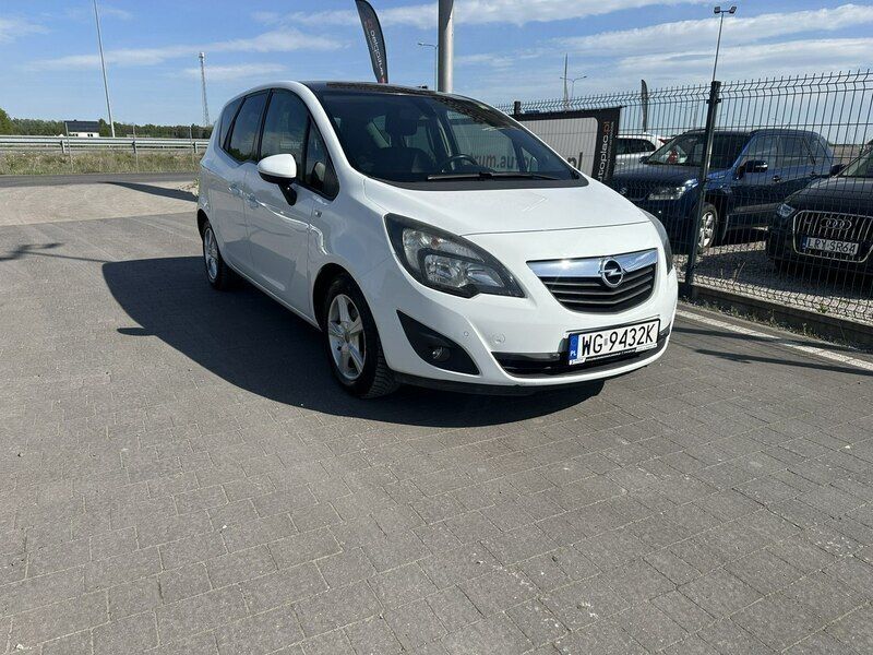 Biały Używany 2012 Opel Meriva Minivan | 19 900 zł (Uczciwa cena) - Obraz 1/4