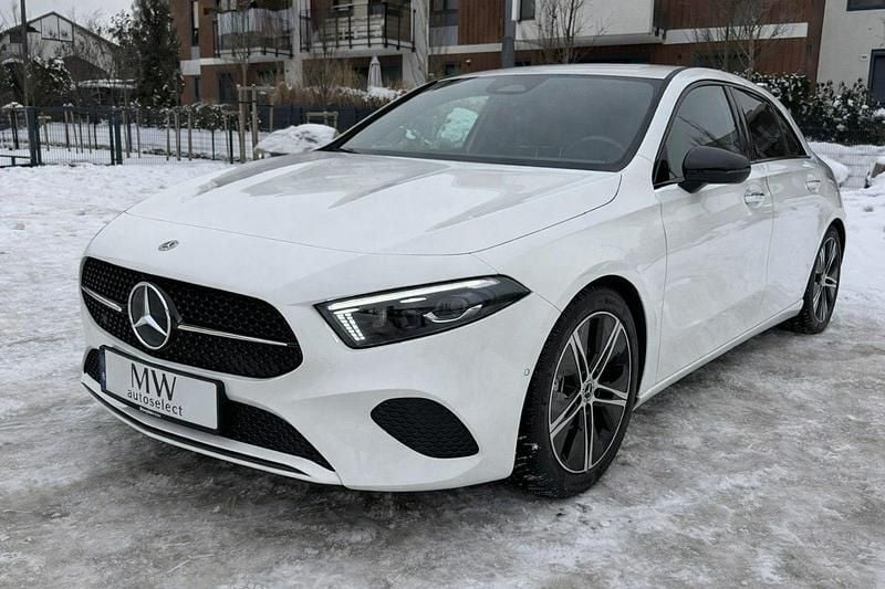 Biały Używany 2024 Mercedes A180 Hatchback | 129 800 zł (Dość drogi) - Obraz 1/4