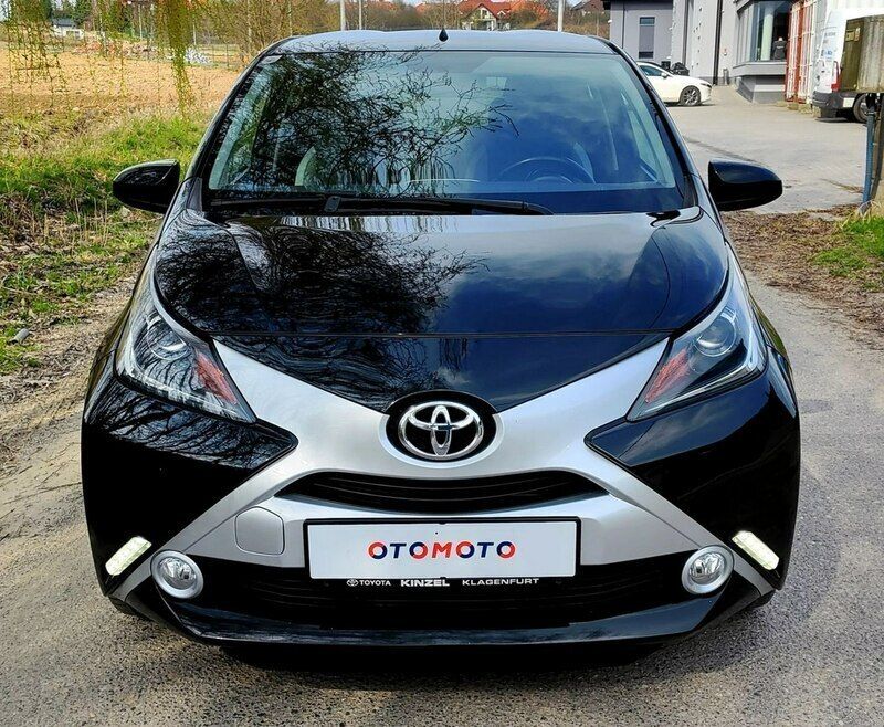 Używany Toyota Aygo 69 KM (50 kW) 2016 Czarny (metalik) Hatchback