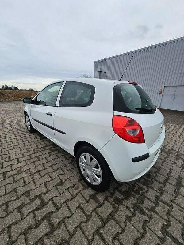 Używany Renault Clio II 68 KM (50 kW) 2008 Biały Hatchback