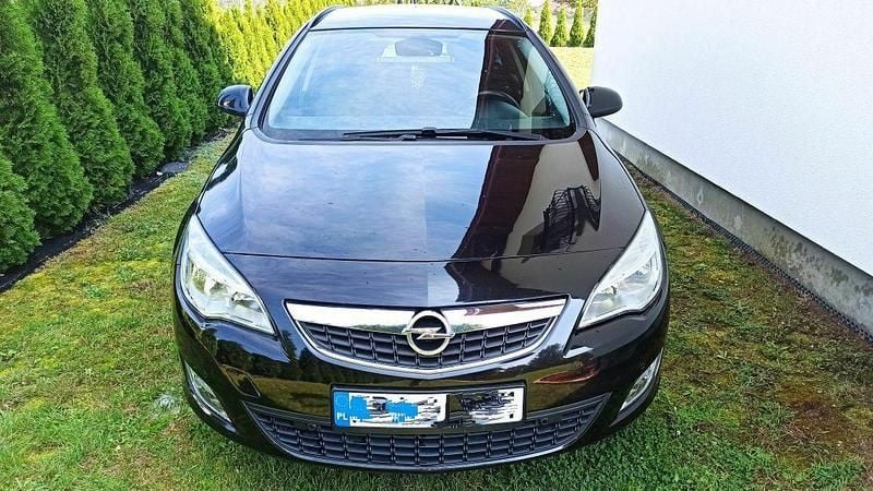 Czarny Używany 2011 Opel Astra Kombi | 18 900 zł (Drogi) - Obraz 1/4