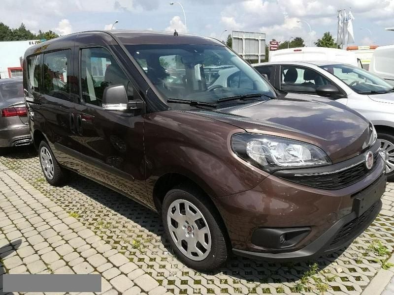 Srebrny (metalik) Używany 2018 Fiat Doblò Minivan | 53 699 zł - Obraz 1/1