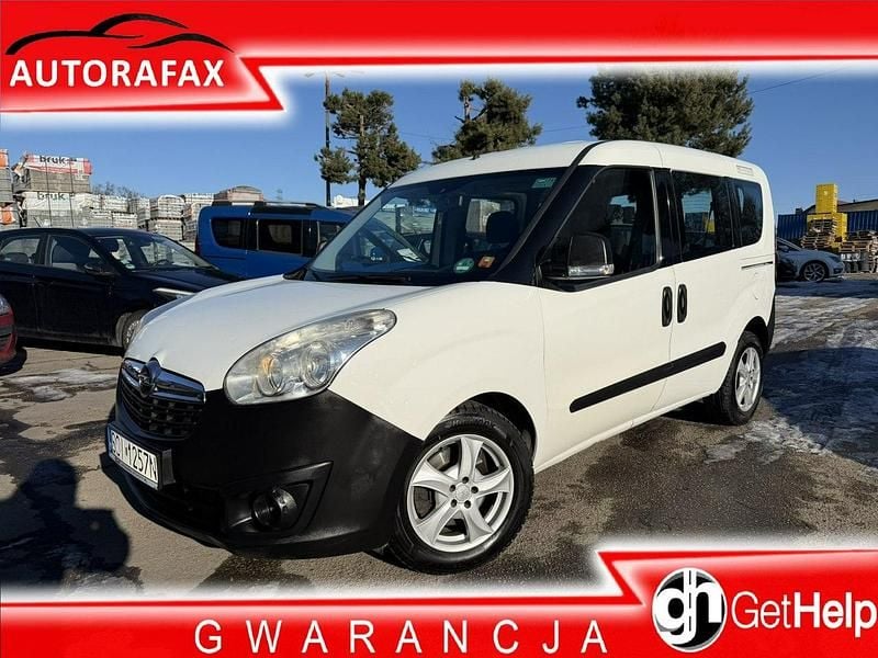 Używany Opel Combo 120 KM (88 kW) 2014 Biały (metalik) Sedan/Limuzyna