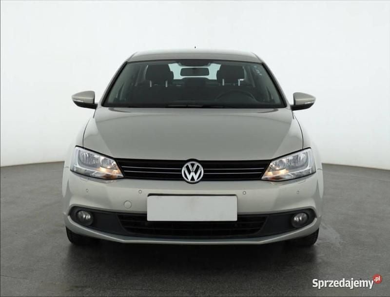 Używany VW Jetta 105 KM (77 kW) 2011 Beżowy Sedan/Limuzyna