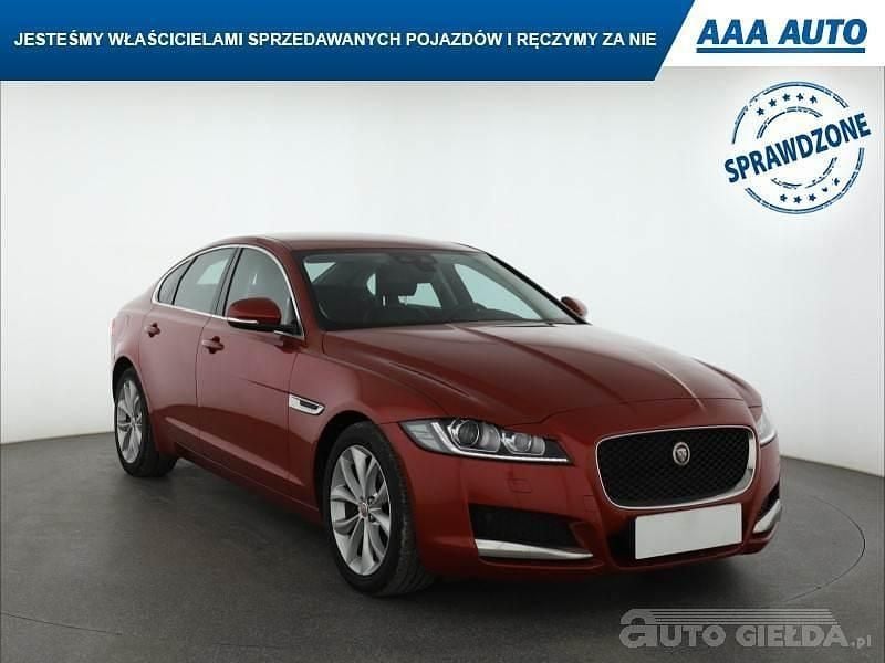 Czerwony Używany 2015 Jaguar XF Sedan/Limuzyna | 55 999 zł (Uczciwa cena) - Obraz 1/4