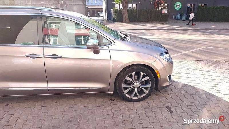 Złoty Używany 2018 Chrysler Pacifica Minivan | 82 000 zł (Uczciwa cena) - Obraz 1/4