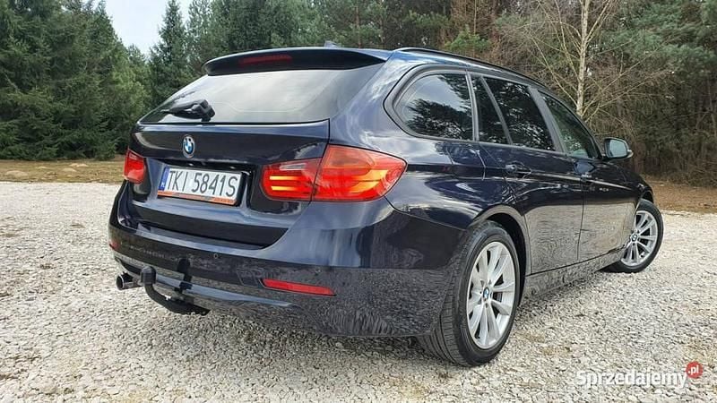 Niebieski (metalik) Używany 2013 BMW 320 Shadowline Kombi | 31 800 zł - Obraz 1/4